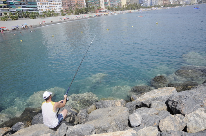 Este viernes se celebra en Almuñécar una campaña de limpieza de las piedras de pesca.